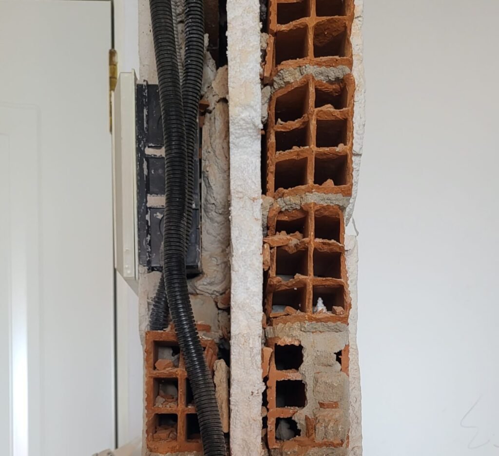 Plano técnico de arquitectura sobre papel de calco con detalles de distribución de estancias, tabiques y cotas de una reforma de vivienda realizada por el arquitecto Jose Herrera en Alicante.