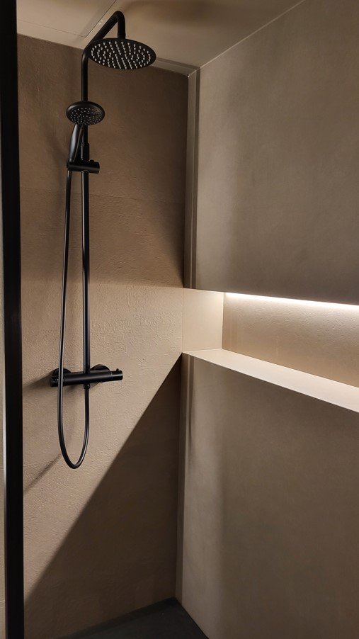 Diseño de interiores con iluminación integrada, mobiliario a medida y materiales nobles en salón residencial de Alicante por Studio José Herrera. mejores interioristas, mejores arquitectos, alicante