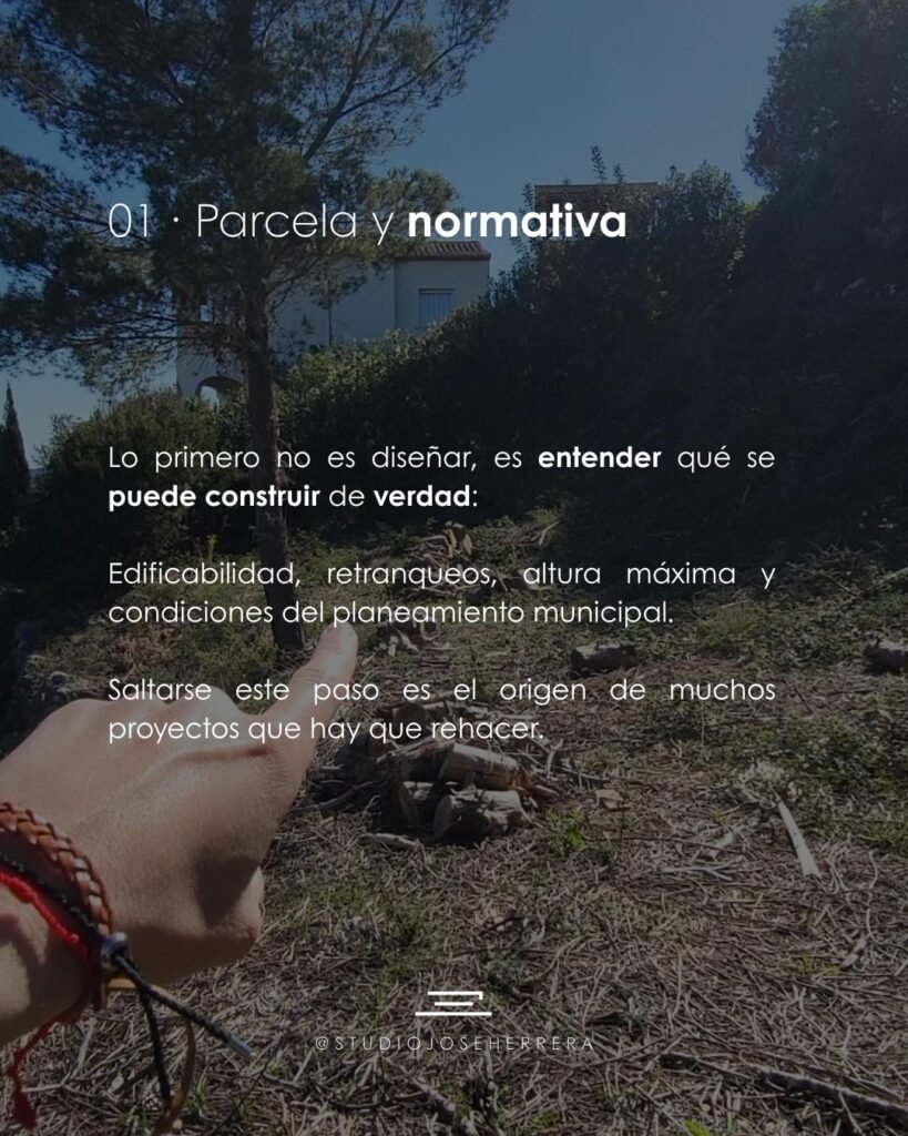 Mano señalando una parcela con pinos donde se va a construir una casa; edificabilidad, retranqueos y normativa